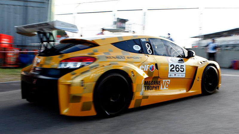 Coulthard_with_megane_trophy_lower_image_3