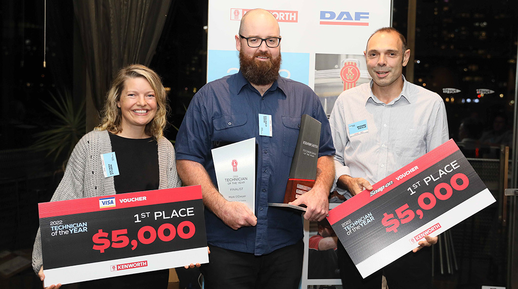 (DAF): PACCAR Australia chief engineer Noelle Parlier (L) with 2022 DAF Technician of the Year Andrew Patterson and (right) PACCAR Australia aftersales manager Richard Saville.