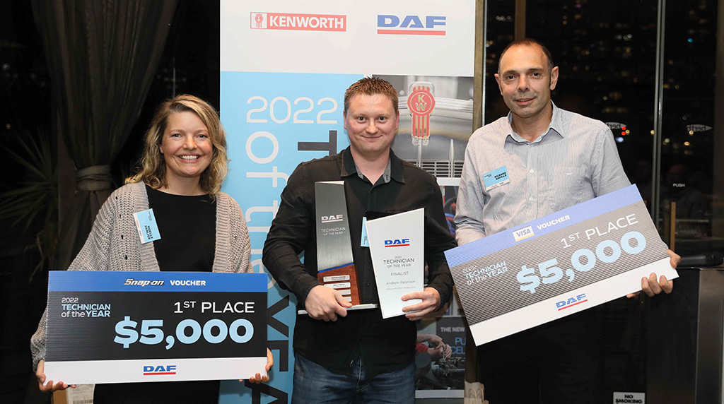 (DAF): PACCAR Australia chief engineer Noelle Parlier (L) with 2022 DAF Technician of the Year Andrew Patterson and (right) PACCAR Australia aftersales manager Richard Saville.